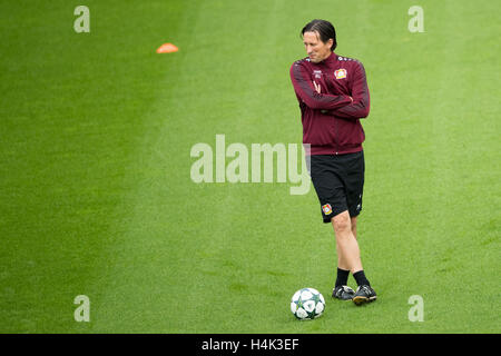 Leverkusen, Allemagne. 17 Oct, 2016. Leverkusen entraîneur en chef Roger Schmidt regarde son équipe dans la BayArena à Leverkusen, Allemagne, 17 octobre 2016. Bayer 04 Leverkusen jouera contre le Tottenham Hotspurs dans la phase de groupes de la Ligue des Champions le 18 octobre 2016. Photo : Marius Becker/dpa/Alamy Live News Banque D'Images