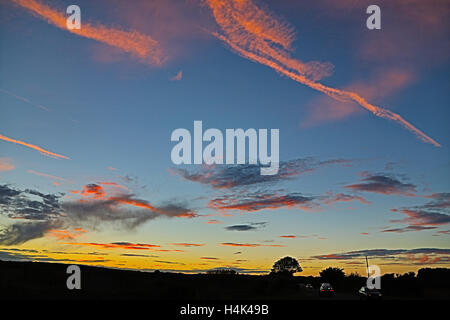 Thornhaugh ,, Peterborough, Cambridgeshire, Royaume-Uni. Lundi 17 octobre 2016. Météo britannique de soleil colorés pour mettre fin à une journée ensoleillée d'automne principalement avec des averses occasionnelles Crédit : WansfordPhoto/Alamy Live News Banque D'Images