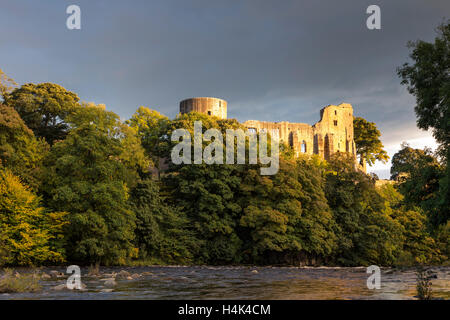 Teesdale, Barnard Castle, comté de Durham au Royaume-Uni. Lundi 17 octobre 2016, UK Weather. Lumière dorée illumine les ruines médiévales du château Barnard ce soir, après une journée de soleil et de fortes averses. Après minuit, on s'attend à de fortes pluies et la propagation à l'est de retour, mais doit s'effacer de nouveau par matin. Crédit : David Forster/Alamy Live News Banque D'Images