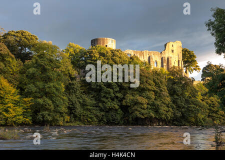 Teesdale, Barnard Castle, comté de Durham au Royaume-Uni. Lundi 17 octobre 2016, UK Weather. Lumière dorée illumine les ruines médiévales du château Barnard ce soir, après une journée de soleil et de fortes averses. Après minuit, on s'attend à de fortes pluies et la propagation à l'est de retour, mais doit s'effacer de nouveau par matin. Crédit : David Forster/Alamy Live News Banque D'Images