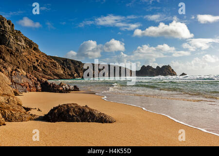 Porthcurno, Cornwall, Angleterre. 17 octobre 2016. La lumière du soleil d'automne riche sur la plage dorée et les rochers de Porthcurno et Logan Rock. Très basse marée de 0,2 m, sur les grandes marées ce mois, tous à la supermoon aujourd'hui Crédit : Barry Bateman / Alamy Live News Banque D'Images