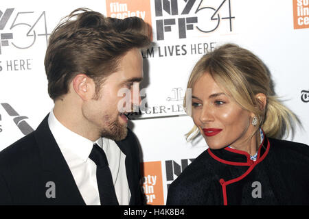 La ville de New York. 15 Oct, 2016. Robert Pattinson et Sienna Miller assister à 'La cité perdue de Z' Gala Soirée de clôture Présentation et première mondiale au cours du 54e Festival du Film de New York à l'Alice Tully Hall, le 15 octobre 2016 dans la ville de New York. | Verwendung weltweit © dpa/Alamy Live News Banque D'Images