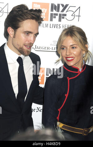 La ville de New York. 15 Oct, 2016. Robert Pattinson et Sienna Miller assister à 'La cité perdue de Z' Gala Soirée de clôture Présentation et première mondiale au cours du 54e Festival du Film de New York à l'Alice Tully Hall, le 15 octobre 2016 dans la ville de New York. | Verwendung weltweit © dpa/Alamy Live News Banque D'Images