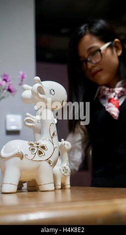 Jingdezhen, Chine, province de Jiangxi. 18 Oct, 2016. Un visiteur consulte au cours de l'artisanat en céramique 2016 Chine Jingdezhen Jingdezhen Céramique International juste en ville, est de la Chine, la Province du Jiangxi, le 18 octobre 2016. Credit : Hu Chenhuan/Xinhua/Alamy Live News Banque D'Images