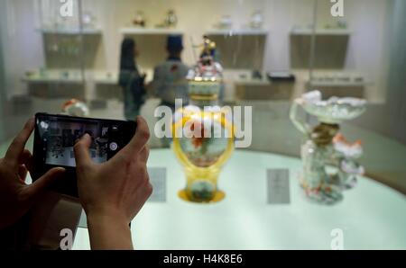 Jingdezhen, Chine, province de Jiangxi. 18 Oct, 2016. Un visiteur prend des photos de l'artisanat en céramique de Jingdezhen Chine 2016 pendant la Foire International de la céramique de Jingdezhen en ville, est de la Chine, la Province du Jiangxi, le 18 octobre 2016. Credit : Hu Chenhuan/Xinhua/Alamy Live News Banque D'Images