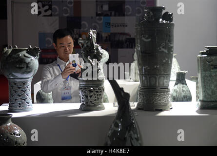 Jingdezhen, Chine, province de Jiangxi. 18 Oct, 2016. Un visiteur prend des photos de l'artisanat en céramique de Jingdezhen Chine 2016 pendant la Foire International de la céramique de Jingdezhen en ville, est de la Chine, la Province du Jiangxi, le 18 octobre 2016. Credit : Wan Xiang/Xinhua/Alamy Live News Banque D'Images