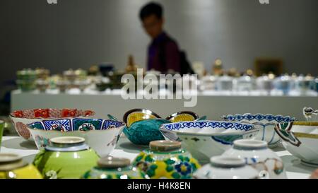 Jingdezhen, Chine, province de Jiangxi. 18 Oct, 2016. Un visiteur consulte au cours de l'artisanat en céramique 2016 Chine Jingdezhen Jingdezhen Céramique International juste en ville, est de la Chine, la Province du Jiangxi, le 18 octobre 2016. Credit : Hu Chenhuan/Xinhua/Alamy Live News Banque D'Images