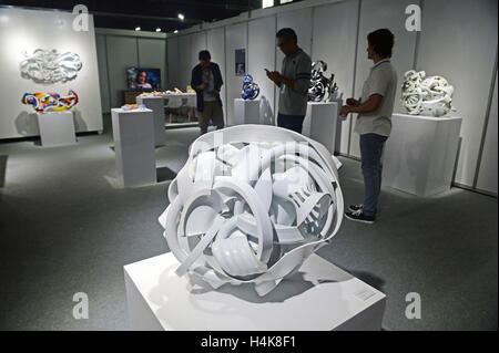 Jingdezhen, Chine, province de Jiangxi. 18 Oct, 2016. Les visiteurs voir l'artisanat en céramique de Jingdezhen Chine 2016 pendant la Foire International de la céramique de Jingdezhen en ville, est de la Chine, la Province du Jiangxi, le 18 octobre 2016. Credit : Wan Xiang/Xinhua/Alamy Live News Banque D'Images