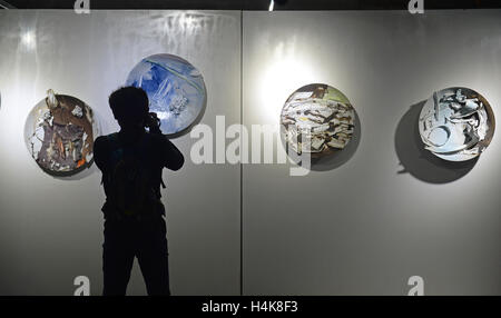 Jingdezhen, Chine, province de Jiangxi. 18 Oct, 2016. Un visiteur consulte au cours de l'artisanat en céramique 2016 Chine Jingdezhen Jingdezhen Céramique International juste en ville, est de la Chine, la Province du Jiangxi, le 18 octobre 2016. Credit : Wan Xiang/Xinhua/Alamy Live News Banque D'Images