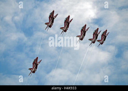 Singapour, British Royal Air Force Aerobatic Team. 18 Oct, 2016. Les flèches rouges, la British Royal Air Force Aerobatic Team, effectuer à la Marina Bay de Singapour le 18 octobre 2016. Les flèches rouges effectuée dans Singapour mardi dans le cadre d'une tournée au Moyen-Orient et en Asie pour présenter le meilleur de la Grande-Bretagne. Credit : Puis Chih Wey/Xinhua/Alamy Live News Banque D'Images