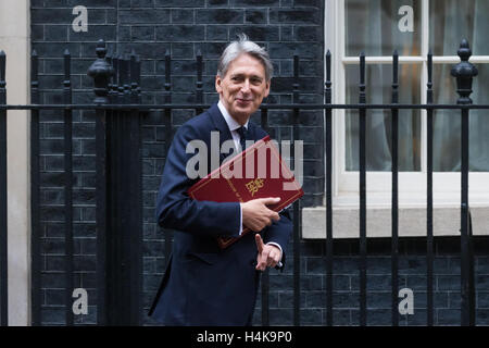 Downing Street, Londres, 18 octobre 2016. Chancelier de l'Échiquier Philip Hammond arrive à la réunion hebdomadaire du cabinet au 10 Downing Street à Londres. Crédit : Paul Davey/Alamy Live News Banque D'Images