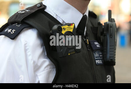 Équipé de la nouvelle police corps portés à l'extérieur de la caméra vidéo de la station de police de Lewisham, Lewisham. Banque D'Images