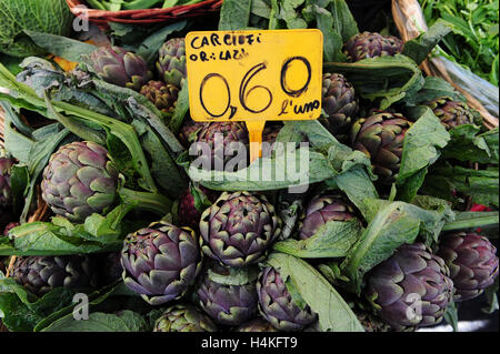 Artichauts cultivés localement à la vente à un kiosque de légumes du marché de Campo dei Fiori à Rome, Italie Banque D'Images