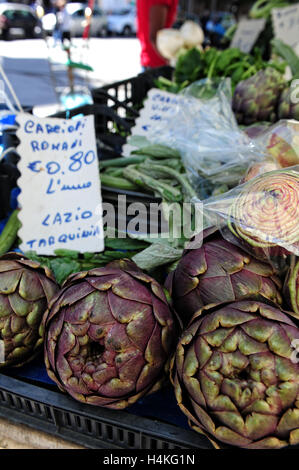 Artichauts à la vente au marché de Trastevere à Rome, Italie Banque D'Images