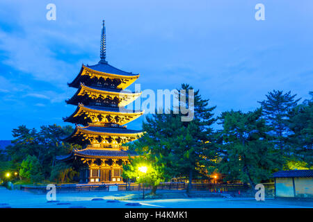 Ciel bleu et spectaculaire de cinq étages éclairés, pagode goju-no-to, au soir heure bleue dans Temple Kofuku-ji de Nara, complexe historique Banque D'Images