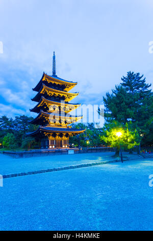 Ciel bleu et spectaculaire de cinq étages éclairés, pagode goju-no-to, au soir heure bleue dans Temple Kofuku-ji de Nara, complexe historique Banque D'Images