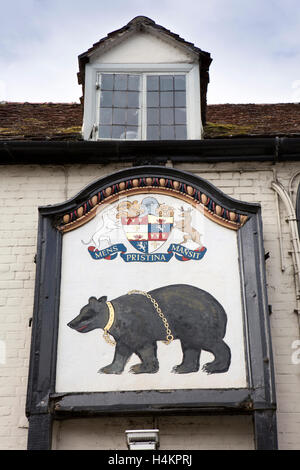 L'Angleterre, Berkshire, Hungerford, Charnham Street, Bear Inn signer ci-dessous lucarne de toit, Banque D'Images