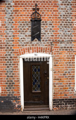 L'Angleterre, Berkshire, Hungerford, Charnham Street, du frère Pardon, maison mitoyenne de signe inhabituel accueil Banque D'Images