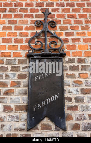 L'Angleterre, Berkshire, Hungerford, Charnham Street, du frère Pardon, signe de maison insolite Banque D'Images