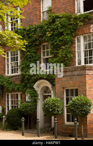 L'Angleterre, Berkshire, Hungerford, Bridge Street, Great palefreniers, boutique d'antiquités haut de gamme à wisteria clad Georgian House Banque D'Images