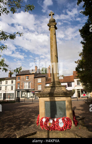 L'Angleterre, Berkshire, Hungerford, Bridge Street, ville monument commémoratif de guerre Banque D'Images