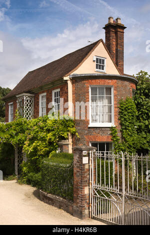 L'Angleterre, Berkshire, Hungerford, High Street, maison avec passerelle de porte d'entrée à côté du canal de Kennet et Avon Banque D'Images