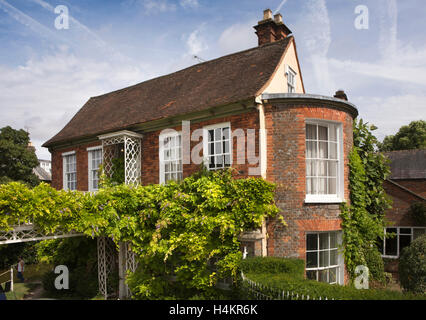 L'Angleterre, Berkshire, Hungerford, High Street, maison avec passerelle de porte d'entrée à côté du canal de Kennet et Avon Banque D'Images