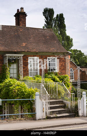 L'Angleterre, Berkshire, Hungerford, High Street, maison avec passerelle de porte d'entrée à côté du canal de Kennet et Avon Banque D'Images