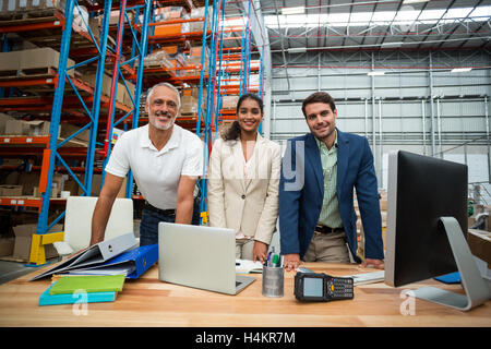 Portrait de gestionnaires d'entrepôt et des travailleurs qui travaillent ensemble Banque D'Images