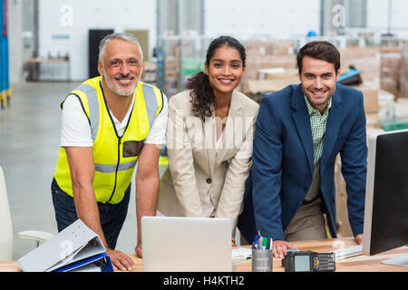 Portrait de gestionnaires d'entrepôt et des travailleurs qui travaillent ensemble Banque D'Images