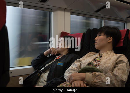 Deux de mes chers Asian Woman s'asseoir dans un train,dormir,un regard à travers la vitre. Banque D'Images