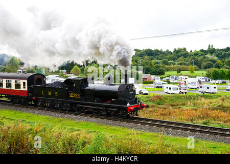 Classe 12322 27 loco vapeur remontant le gradient à bavures Country Park, Bury, Lancashire, Royaume-Uni. Banque D'Images