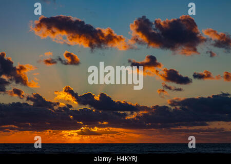 Image de faisceaux de lumière du soleil à travers les nuages. Détroit d'Oresund, Suède. Banque D'Images