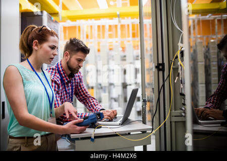 À l'aide de techniciens lors de l'analyse de l'ordinateur portable server Banque D'Images