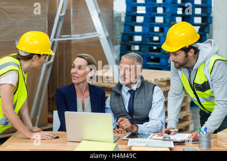 Les gestionnaires d'entrepôt en interaction avec les travailleurs Banque D'Images