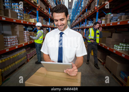 Warehouse manager using digital tablet Banque D'Images