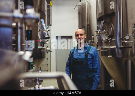 Propriétaire confiant au milieu de la fabrication de matériel permanent Banque D'Images