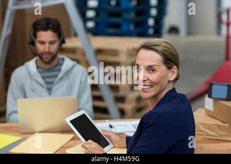 Portrait de warehouse manager using digital tablet Banque D'Images