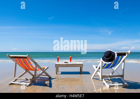 Loisirs sur la plage, deux chaises longues avec apéritif et lunettes de soleil, journée ensoleillée Banque D'Images