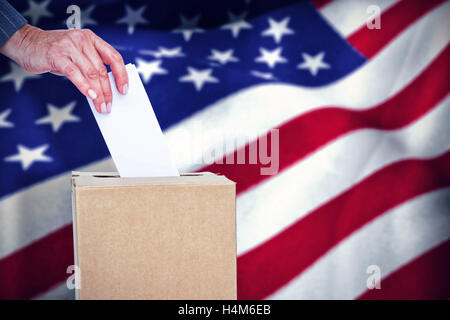 Image composite de close-up of businesswoman putting bulletin de vote fort Banque D'Images