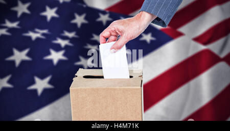 Image composite de close-up of businesswoman putting bulletin de vote fort Banque D'Images