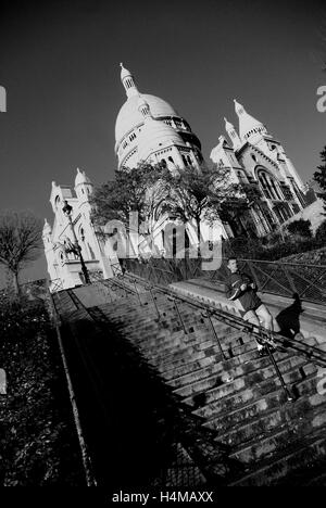 Jogger sur les étapes pour le Sacré Coeur Banque D'Images