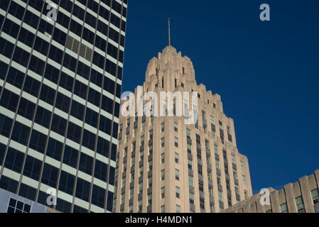 Winston Tower (1966) et RJ Reynolds (1929)Ville de Winston Salem. La Caroline du Nord. Style Art déco et les Styl Banque D'Images