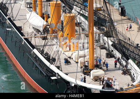 Vue aérienne du pont principal du HMS Warrior avec les touristes, le disque, le port de Portsmouth, Portsmouth, Hampshire, Royaume-Uni. Banque D'Images