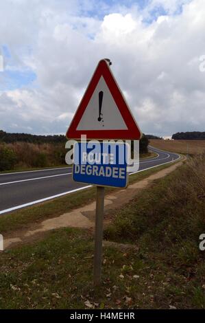 Panneau routier avec un point d'exclamation et un rectangle à pied à se dégrader. Banque D'Images