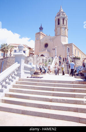 Sant Bartomeu i Santa Tecla l'église et de l'escalier. La province de Sitges, Barcelone, Catalogne, Espagne. Banque D'Images