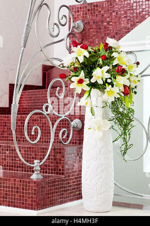 Vase avec de belles fleurs et de la mosaïque classique escalier avec main courante d'ornement Banque D'Images