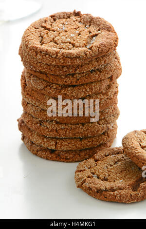 Une douzaine de cookies au gingembre frais cuit avec des cristaux de sucre de format vertical. Macro avec une faible profondeur de champ avec l'accent sur de Banque D'Images