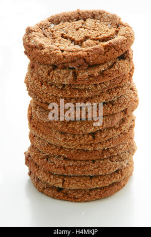 Une douzaine de cookies au gingembre frais cuit avec des cristaux de sucre de format vertical. Macro avec une faible profondeur de champ avec l'accent sur de Banque D'Images