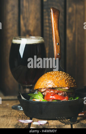 Burger fait maison avec des légumes et de la sauce tomate dans la petite casserole Banque D'Images